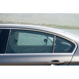 Parasole t.b.t. fissato al finestrino laterale dell'auto con ventose.