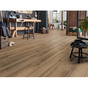 Pavimento laminato posato nella stanza, effetto legno. Categoria: Pavimenti laminati.