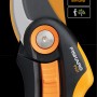 Fiskars Bypass Pruner Plus P521, cesoie da giardino con manico nero e lama arancione.
