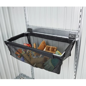 Biohort sacco sospeso con binario a parete per accessori casetta da giardino, pieno di attrezzi da giardinaggio.