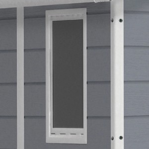 Vista dettagliata della finestra della casetta da giardino in plastica Keter in antracite.