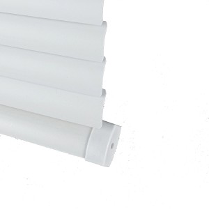 Dettaglio di una veneziana bianca t.b.t.