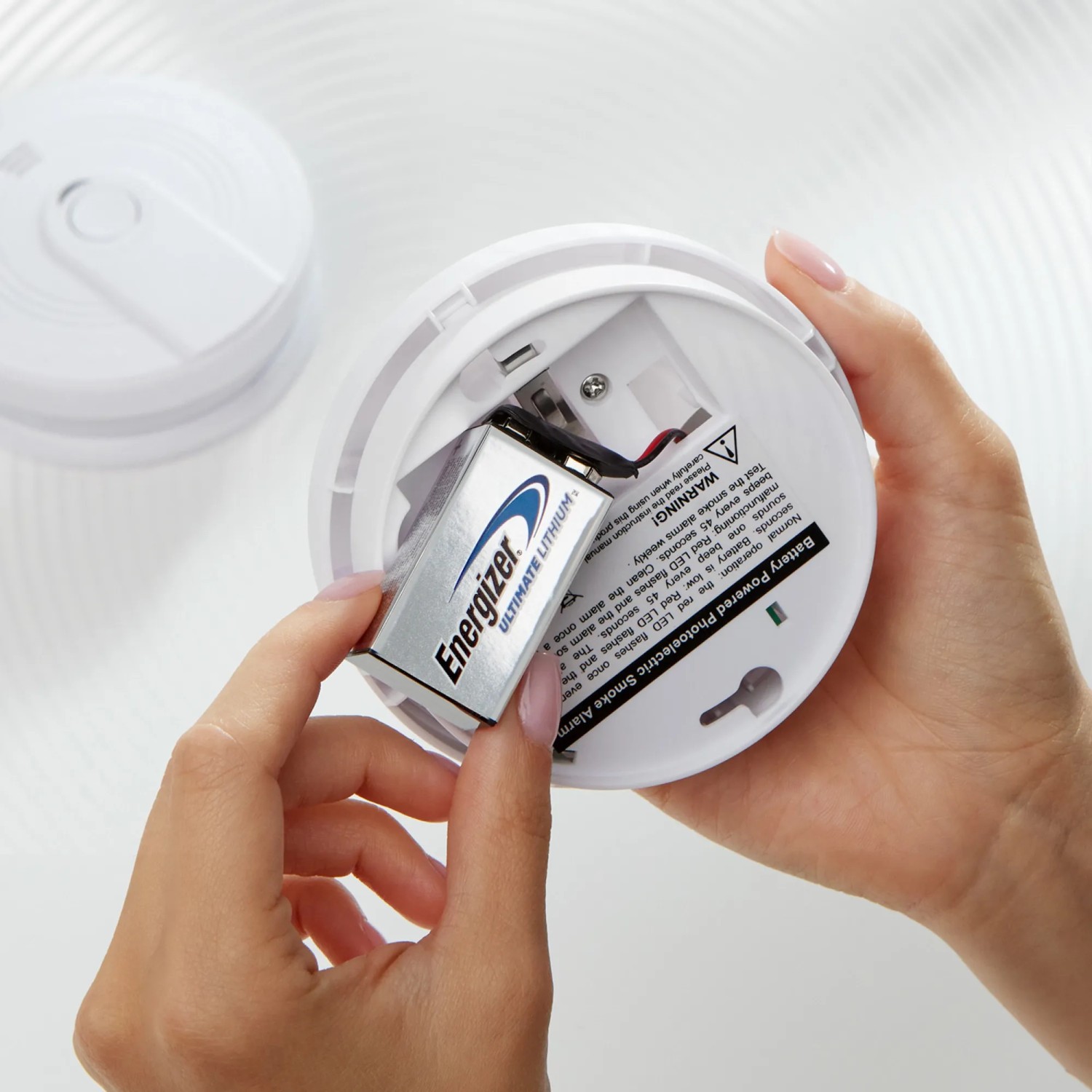 Batteria al litio Energizer 9V inserita in un rilevatore di fumo.