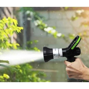 Pistola per irrigazione nera con dettagli argentati e manico verde in mano.