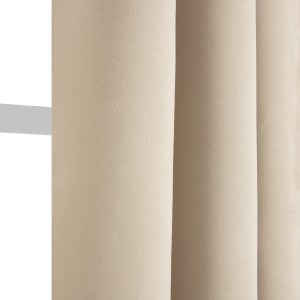 Dettaglio di una tenda in tessuto beige t.b.t. Texture e drappeggio ben visibili.