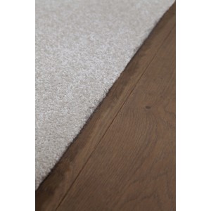 Dettaglio di un tappeto a pelo corto t.b.t. color chiaro.