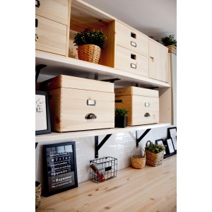 Scatole e scaffali in legno per riporre oggetti nella stanza.