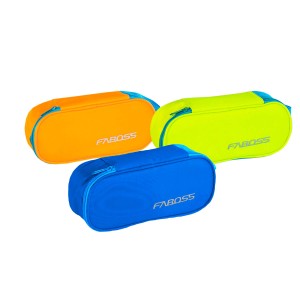 t.b.t. Attrezzatura da campeggio in arancione, giallo e blu.