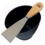 Spatola con manico in legno in secchio nero per lavori di stucco.