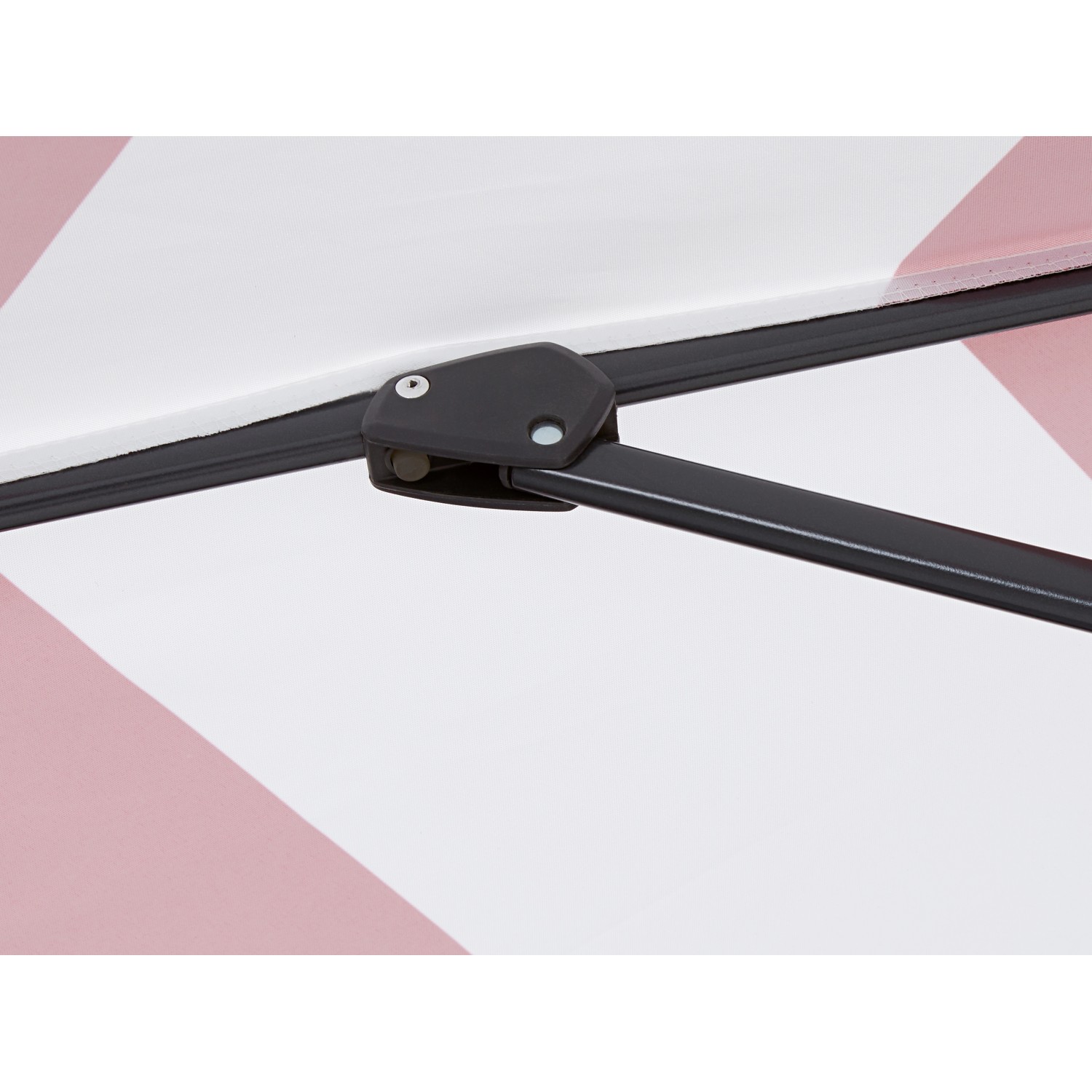 Dettaglio ombrellone Honolulu, a righe rosse e bianche, con struttura nera.