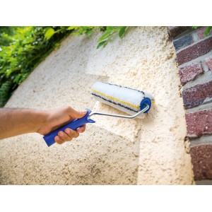 Rullo per pittura LUX 25cm Polymix Grob durante la verniciatura di una parete.