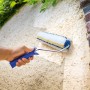 Rullo per pittura LUX 25cm Polymix Grob durante la verniciatura di una parete.