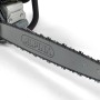 Dettaglio di una motosega t.b.t. grigia con barra e catena.
