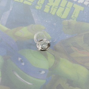 Dettaglio di una ventosa su un accessorio interno auto con motivo Ninja Turtles.