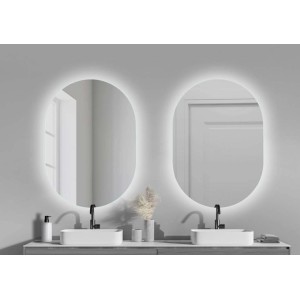 Due specchi ovali t.b.t. con illuminazione a LED in bagno.