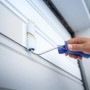 Rullo per vernice LUX (12 cm) in uso: mano che dipinge pannelli bianchi con rullo.