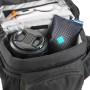 Borsa nera per fotocamera con obiettivo e assorbitore di umidità.