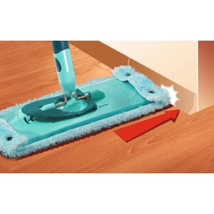 Panno di ricambio Leifheit Clean Twist extra soft 34 cm in azione su pavimento in legno.