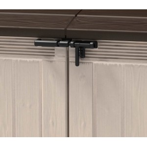 Dettaglio: Chiavistello nero sulla scatola portaoggetti beige Keter Store It Out Ultra.