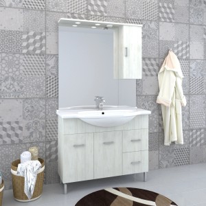 Set di mobili da bagno chiari con lavabo, specchio e armadietto per il bagno.