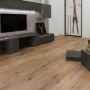 Laminato Kaindl Smart Deal Rovere Ferrara chiaro, impermeabile, effetto legno, in soggiorno moderno.