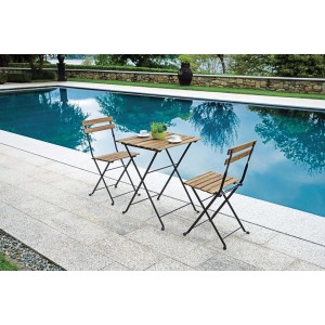 Tavolino pieghevole da balcone con due sedie in legno e metallo a bordo piscina.