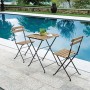 Tavolino pieghevole da balcone con due sedie in legno e metallo a bordo piscina.