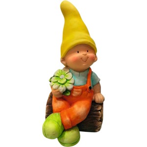 Decorazioni per il giardino: Nano da giardino seduto con cappello giallo e fiore.