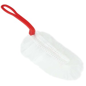Spolverino con manico rosso e setole bianche per la pulizia.