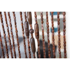 Tende decorative per porte o finestre realizzate con perline di legno marrone.
