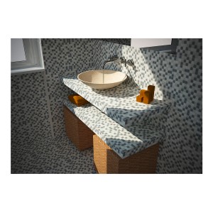Bagno con piastrelle a mosaico, lavabo e mobile sottolavabo. t.b.t.