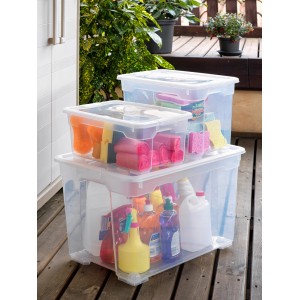 Contenitori trasparenti t.b.t. di diverse dimensioni, riempiti con oggetti.