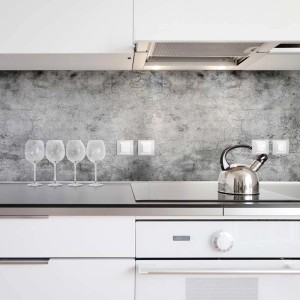 Paraschizzi grigio t.b.t. in un design di cucina moderno.
