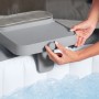 Vassoio Bestway LAY-Z-SPA fissato alla vasca idromassaggio. Accessorio pratico per un maggiore comfort.