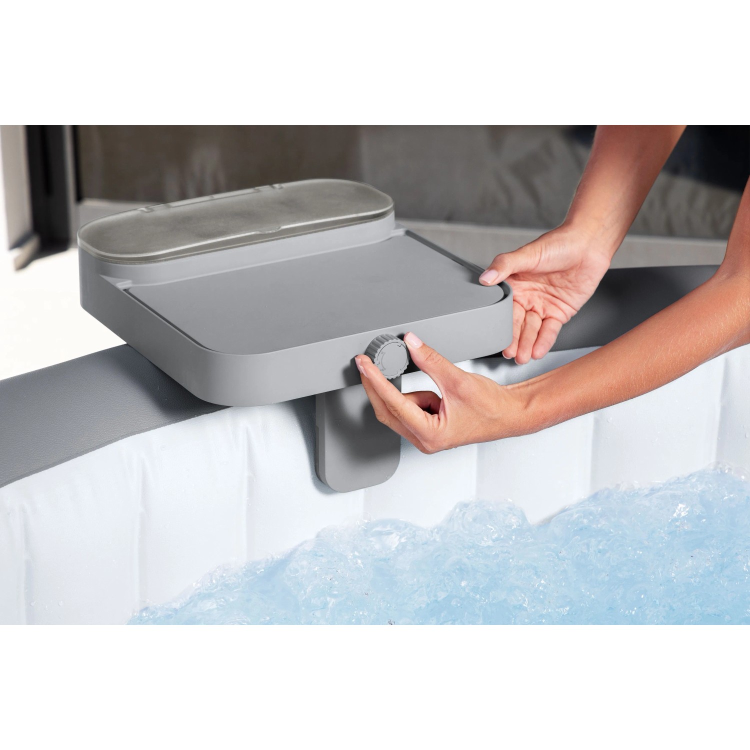 Vassoio Bestway LAY-Z-SPA fissato alla vasca idromassaggio. Accessorio pratico per un maggiore comfort.