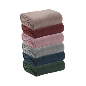 Pila di coperte/plaid t.b.t. in vari colori.