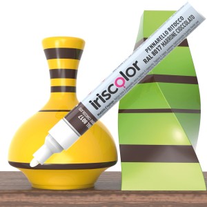Pennarello ritocco Iriscolor Marrone Cioccolato (marrone cioccolato) davanti a vaso giallo e verde.