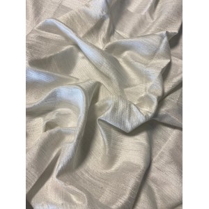 Dettaglio di un tessuto t.b.t. bianco lucido per tende a pannello.