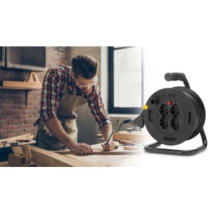 Avvolgicavo t.b.t. nero con spina e artigiano al lavoro.