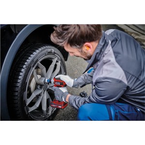 Avvitatore a impulsi a batteria Einhell Impaxxo 18/230 che cambia una gomma dell'auto.