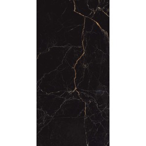 Piastrella per pavimenti nera con marmorizzazione color oro.