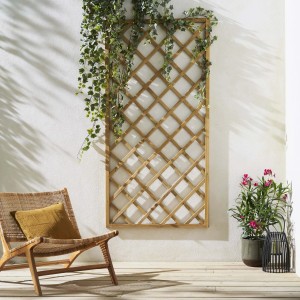 Grigliato in legno con edera per il giardino. Design decorativo del giardino.