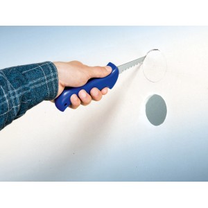 Mano che taglia un foro in una parete di cartongesso bianca con la sega per cartongesso LUX Classic.