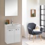 Mobile bagno bianco con specchio e mobiletto.