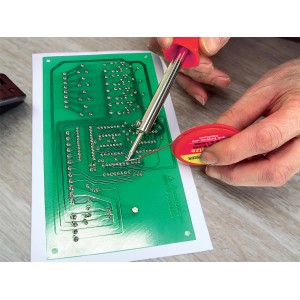 Set di saldatura Rothenberger durante la saldatura di un circuito stampato. Set professionale da 6 pezzi per elettronica e modellismo.