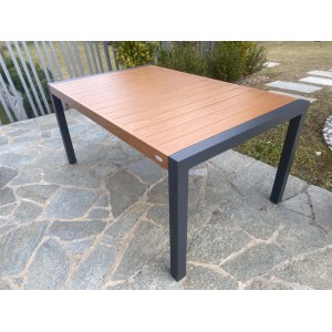 Tavolo da giardino rettangolare con piano effetto legno e struttura in metallo grigio.