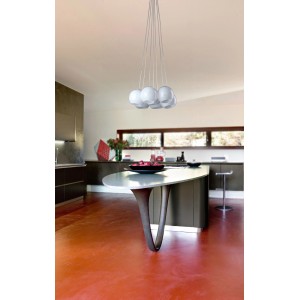 Moderna lampada a sospensione t.b.t. con sfere bianche multiple in una cucina elegante.