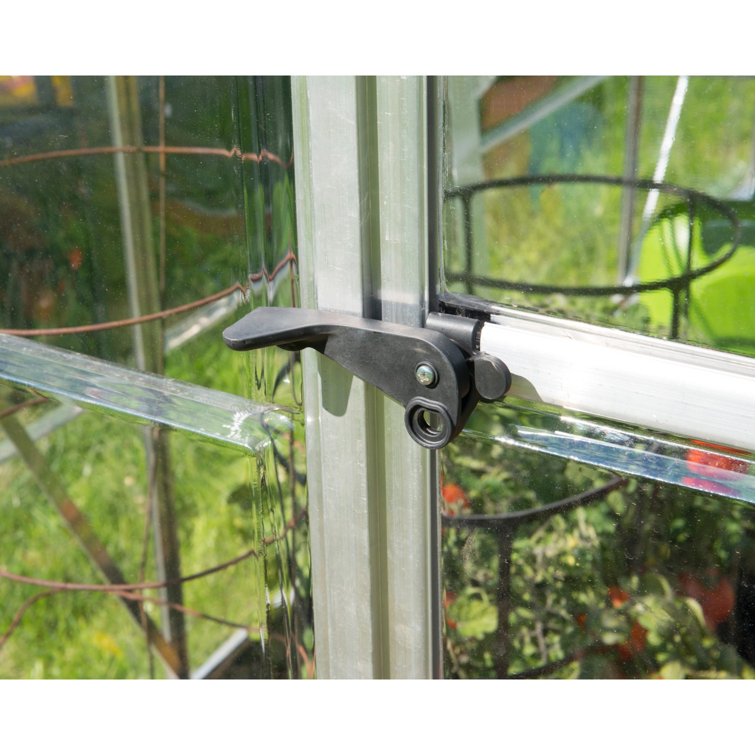 Dettaglio della maniglia della finestra sulla serra Palram Canopia Hybrid.