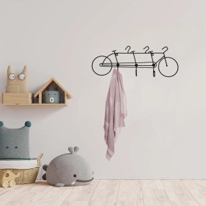 Organizzatore da parete a forma di bicicletta nera con asciugamano nella stanza dei bambini.