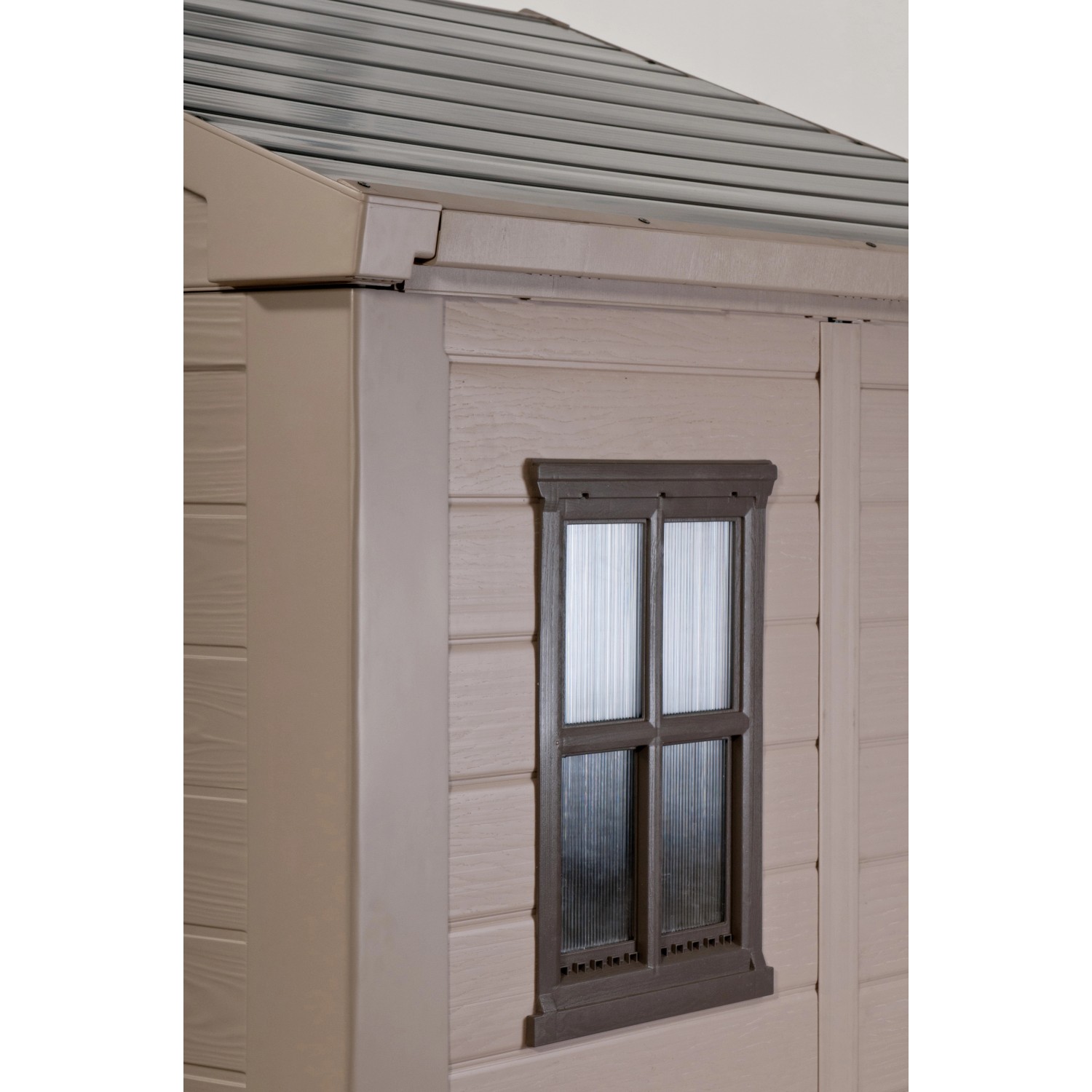 Dettaglio: casetta da giardino in plastica Keter 6,32 m² con finestra. Rimessa resistente alle intemperie in beige grigio.